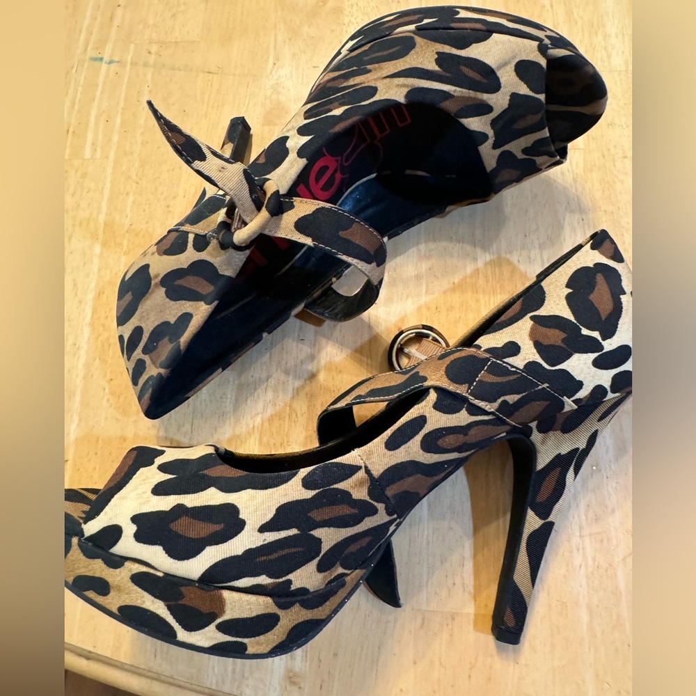Open toe leopard print heels - Picture 2 of 3